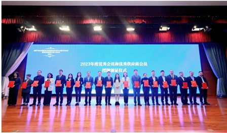 w66利来公司荣获“成都市物业治理协会2023年杜着秀会员”等多项荣誉称号